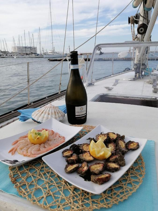 La Tua Stanza A Vela Sul Mare Hotel Bari Bagian luar foto